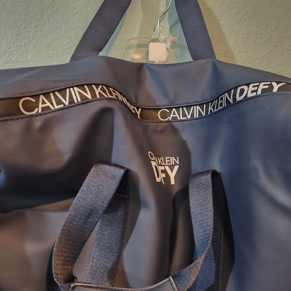 Calvin Klein Defy Duffle Weekender Travel Carry-On Sport Tote Gym Bag Navy Blue - Picture 7 of 8